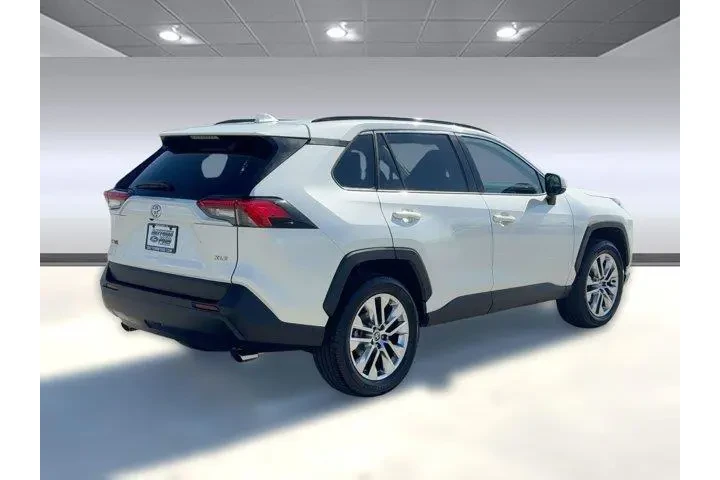 $20499 : Toyota RAV4 2021 XLE Premium image 9