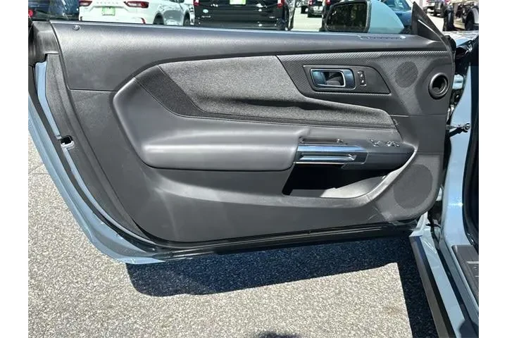 $30098 : Ford Mustang 2025 EcoBoost 2 image 10