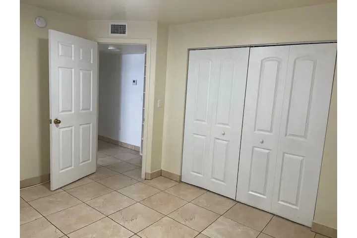 $1650 : EFFICIENCY AREA CORAL GABLES image 2
