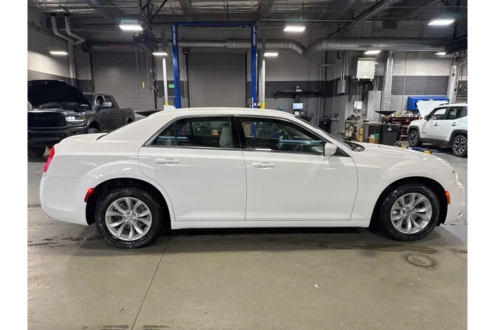 $28998 : Chrysler 300 2023 Touring 4d image 9