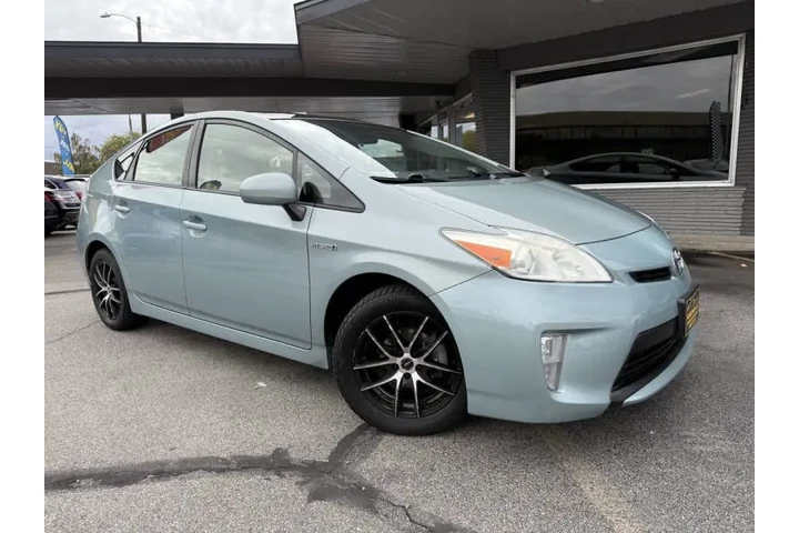 $12550 : 2013 Prius Three image 9