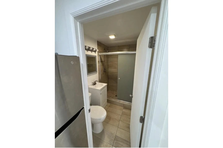 $1200 : Large studio Apt in Los Angele image 8