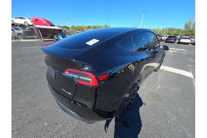 $28990 : Tesla Model Y 2023 AWD 4dr C image 2