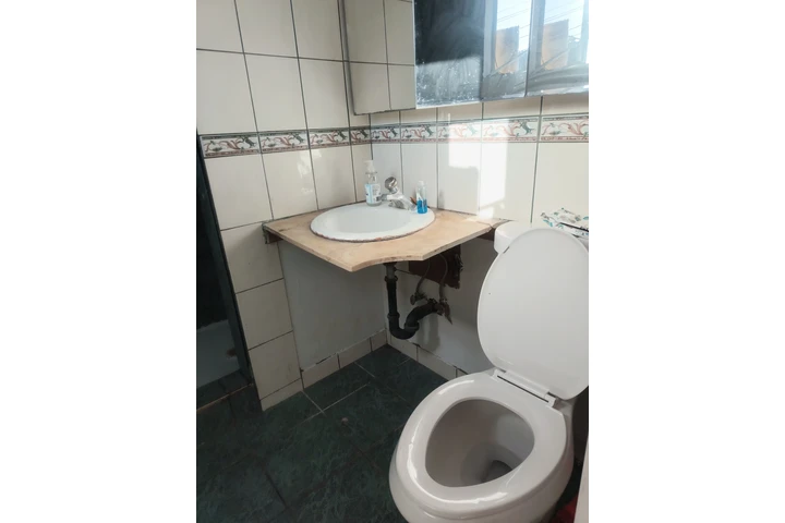 $950 : Se Renta cuarto con baño image 4