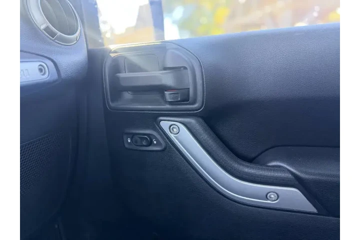 $18900 : 2016 Wrangler Unlimited Backc image 8