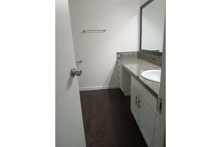 $1200 : Vermont/3rd LA90004 image 1