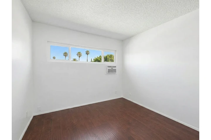 $2470 : ¡Recientemente Renovado! image 8