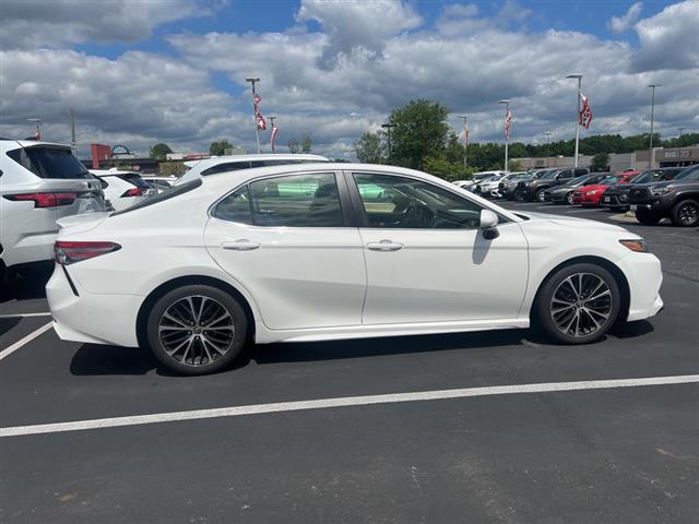 $17294 : PRE-OWNED 2018 TOYOTA CAMRY SE image 10