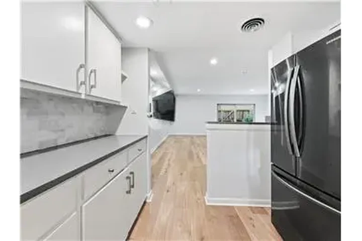 $2575 : Rental property with 2 bedro image 8