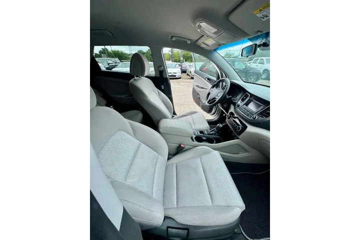 $6500 : 2016 Tucson SE image 9
