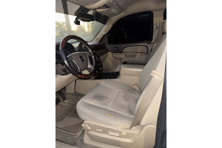 $6000 : 2011 Chevy avalanche image 5