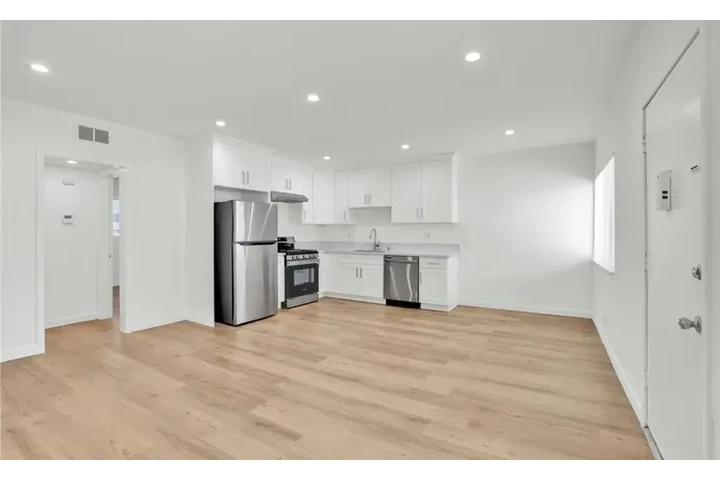 $2395 : 13018 Valleyheart Dr Unit 4 Lo image 1