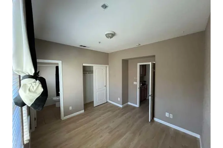 $1400 : Se renta cuarto image 2