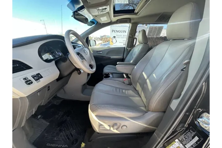 $9990 : 2014 Sienna XLE 7-Passenger image 9