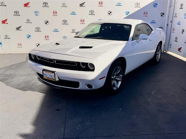 $17995 : Used 2019 Challenger SXT RWD image 7