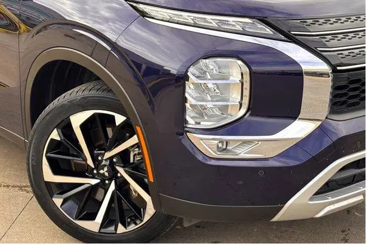 $24977 : Mitsubishi Outlander 2023 SE image 3