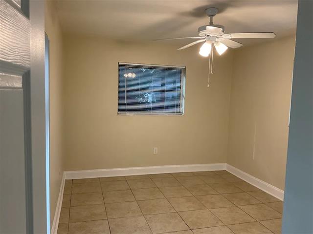 $2500 : Beautiful Home Miami image 3