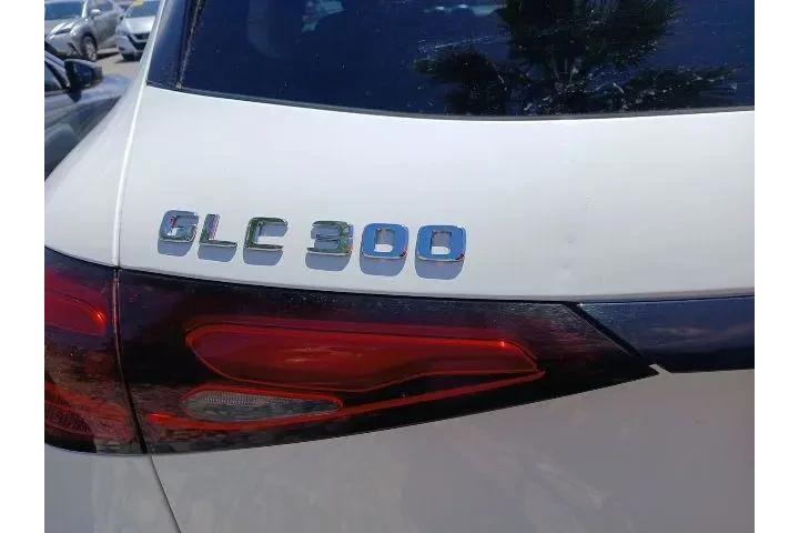 $36000 : Mercedes-Benz GLC 2024 GLC 3 image 3