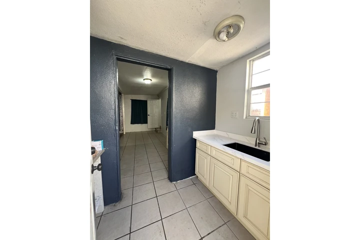 $1400 : Studio image 8