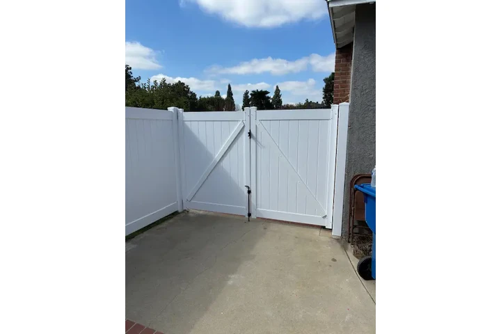 Vinyl Fences y Gates image 4