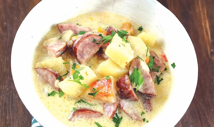 Sopa cremosa de salchicha ahumada y papas