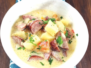Sopa cremosa de salchicha ahumada y papas