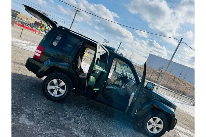 $7499 : 2011 Liberty Sport image 9