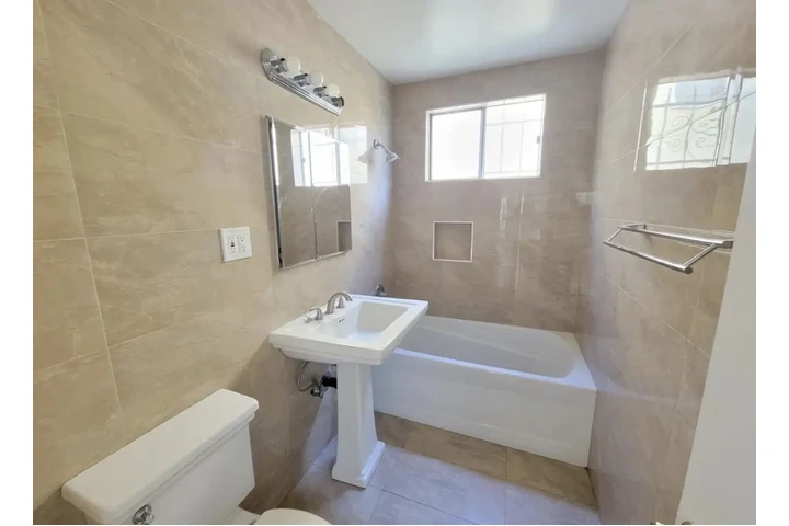 $1965 : 2 bedroom apartment in LA image 9