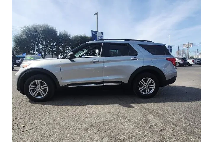 $27997 : Ford Explorer 2023 AWD XLT 4 image 4