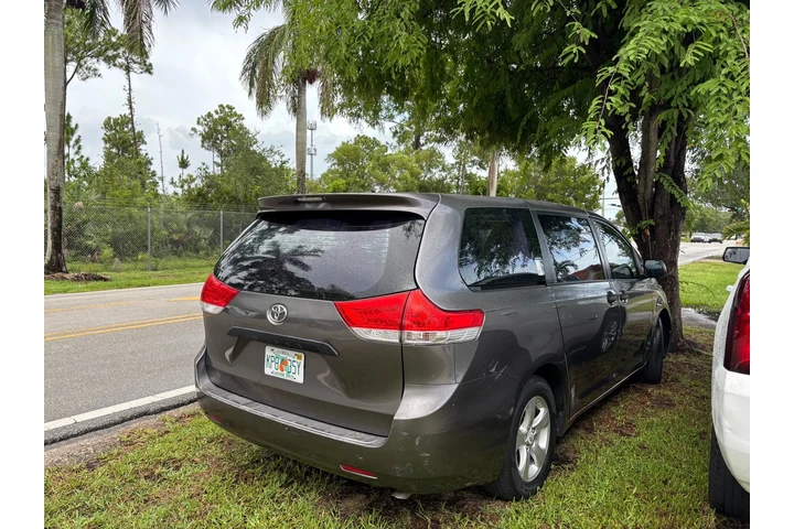 $5300 : 🚙2011 Toyota Siena 🚙CASH 🔥 image 6