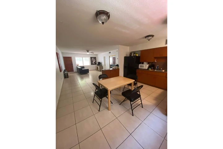 $750 : Hab.para varón de 3 personas image 1