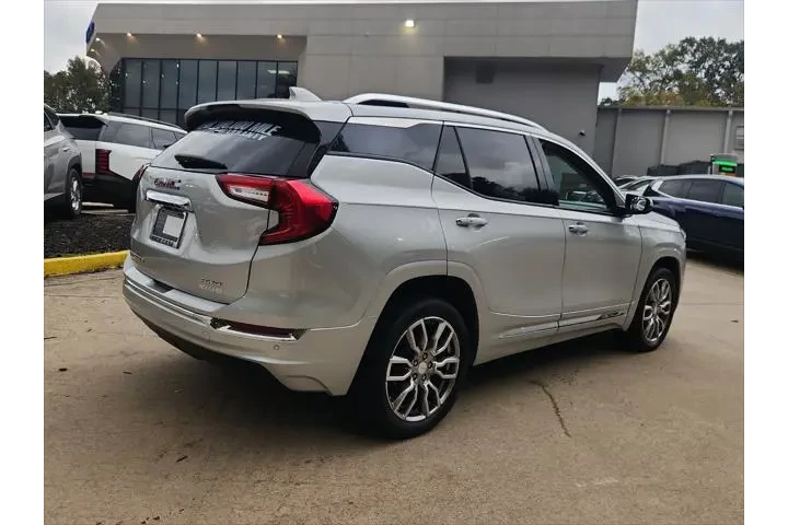 $28403 : GMC Terrain 2022 AWD Denali image 7