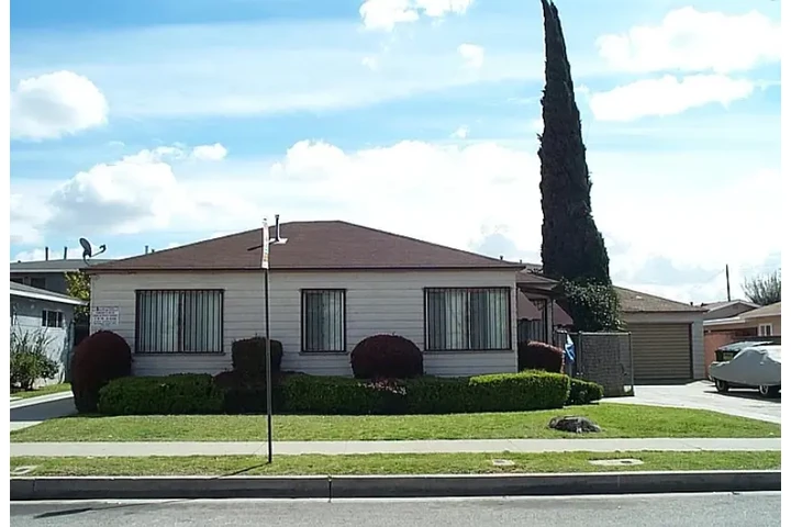 $1880 : 3 bedrooms 2 baths remodeled image 1