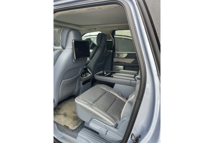$44900 : Lincoln Navigator L Black Lab image 6