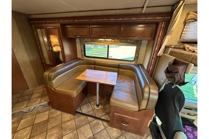 $36999 : 2015 Thor Motor Coach Four Wi image 4