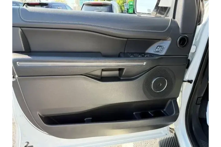 $39923 : Ford Expedition 2024 4x4 XLT image 8
