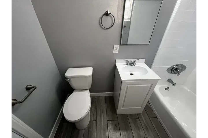 $1095 : Beautiful 1bd 1ba @Huntington image 7