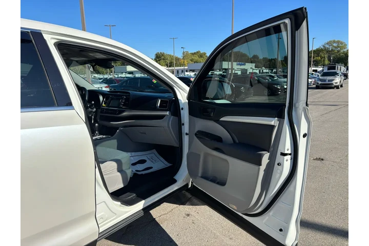 $17980 : 2019 Highlander LE image 8