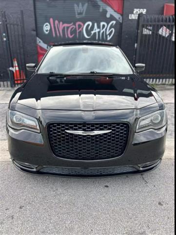 $17900 : Chrysler 300 image 9