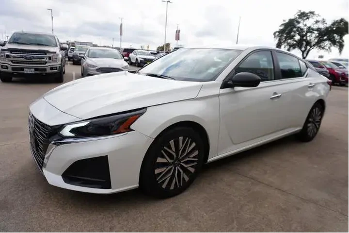 $22288 : Nissan Altima 2024 2.5 SV 4d image 3