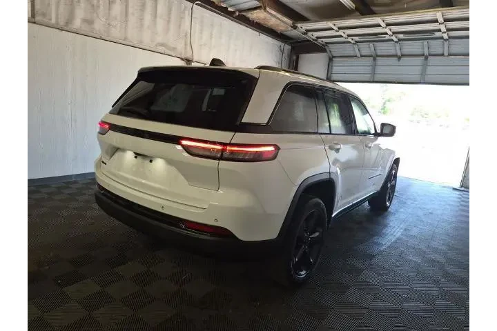 $26520 : Jeep Grand Cherokee 2023 4x4 image 2