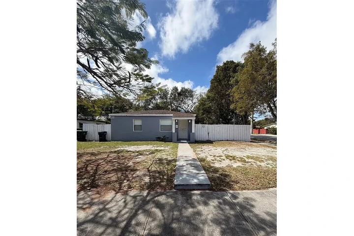 $700 : charmingHOME ..South Miami, FL image 1