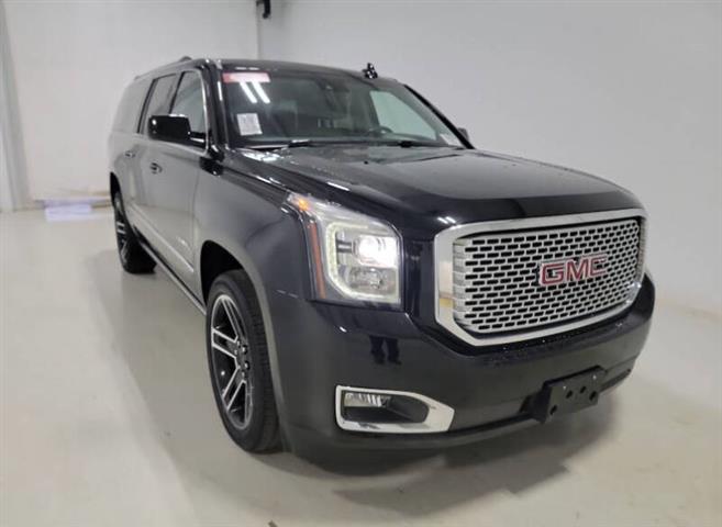 2017 GMC Yukon XL Denali image 3