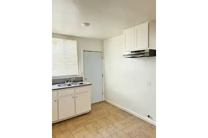 $2100 : COMPTON RENTO APTO. image 4