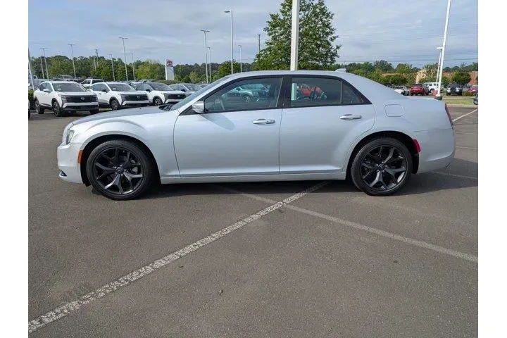 $28450 : Chrysler 300 2023 S V6 4dr S image 9