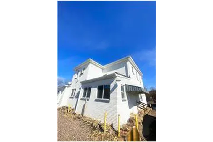 $525 : Rental property with 2 bedro image 1