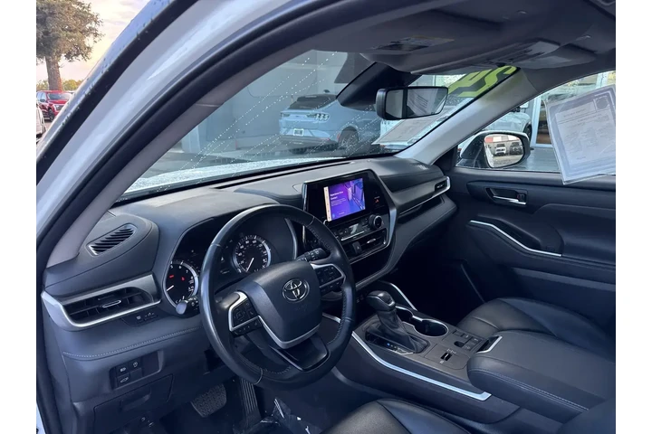 $38999 : Toyota Highlander 2024 LE 4d image 9