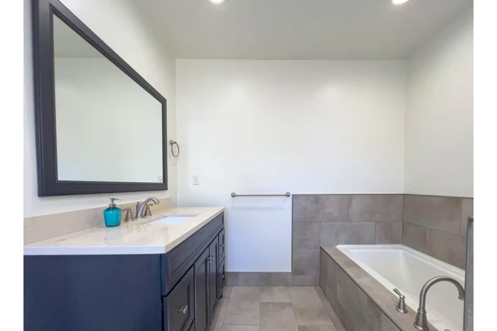 $2480 : 3 Bed 2 Bath House in Lynwood image 8