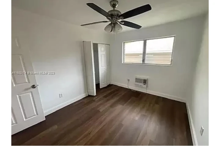 $700 : charming HOME ..Miami, FL image 4