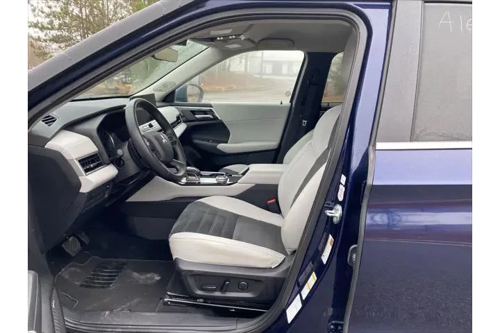 $22720 : Mitsubishi Outlander 2025 SE image 9